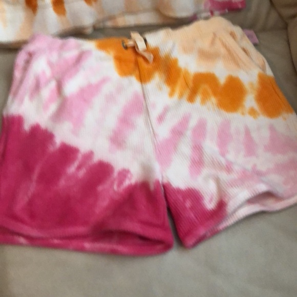 Tie dye shorts set, girls extra large Can also be worn by a woman size small - Picture 4 of 6
